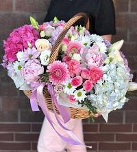 Композиция солнечный день в Поселок имени Куйбышева Цветочная композиция из Розы, Хризантемы, Пионы и Лизиантусы в корзине в Поселок имени Куйбышева