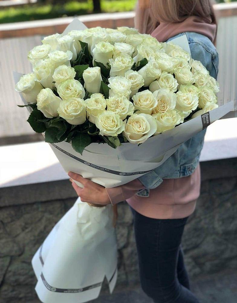35 Белых роз в Поселок имени Куйбышева Букет 35 Белых роз в Поселок имени Куйбышева