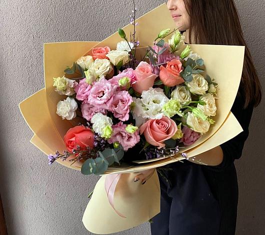 Букет цветов из: Розы, Лизиантусы и Гвоздики в Поселок имени Куйбышева